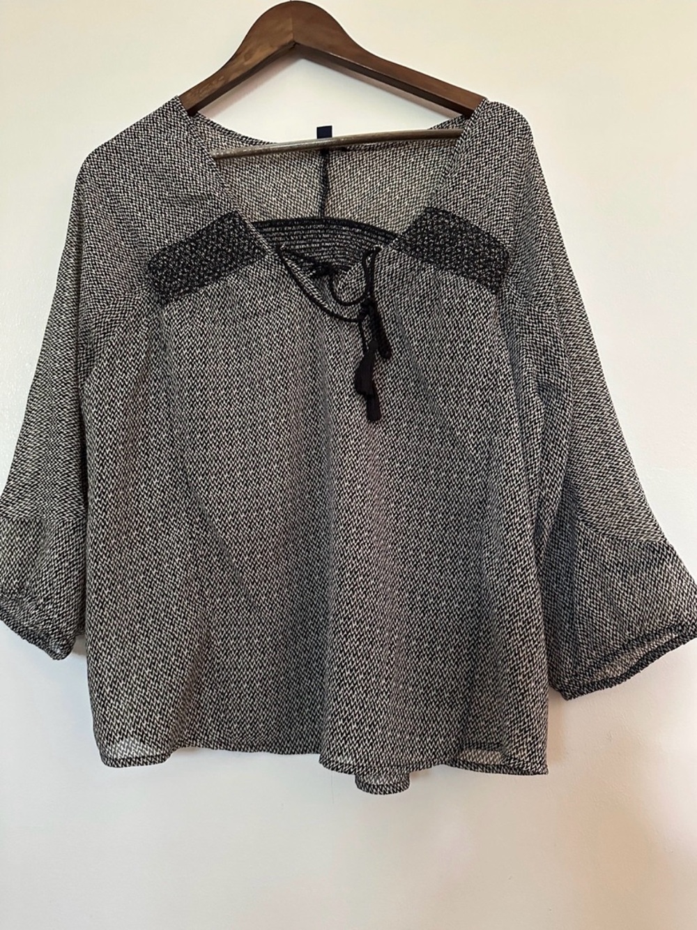 American Eagle Outfitter Black and White Peasant Top